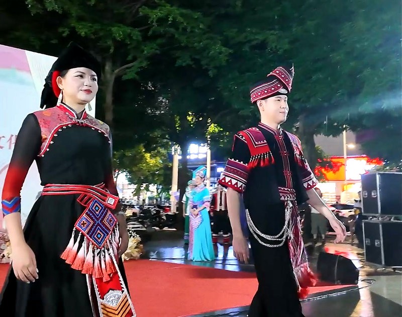 把爱藏在瀑布与星火里_20260911084421.mp4_000009.993.jpg