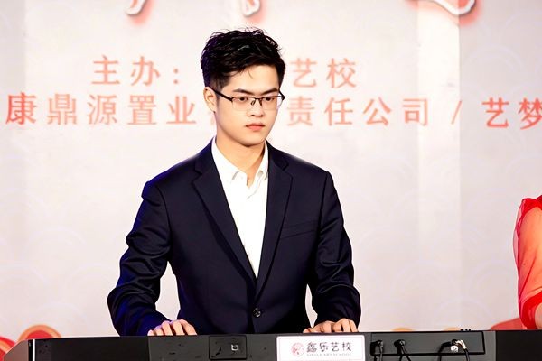 钢琴教师-韦治军
