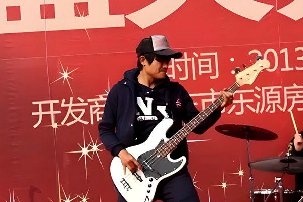 吉他. 贝斯教师-张可